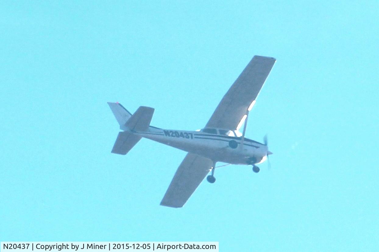 N20437, 1972 Cessna 172M C/N 17261287, Flying over Elgin IL.