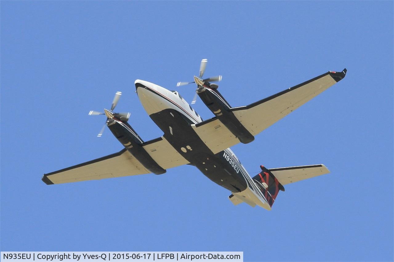 N935EU, 2014 Beechcraft B350i King Air C/N FL-935, Beechcraft Corp B350i King Air, Take off rwy 25, Paris-Le Bourget airport (LFPB-LBG)
