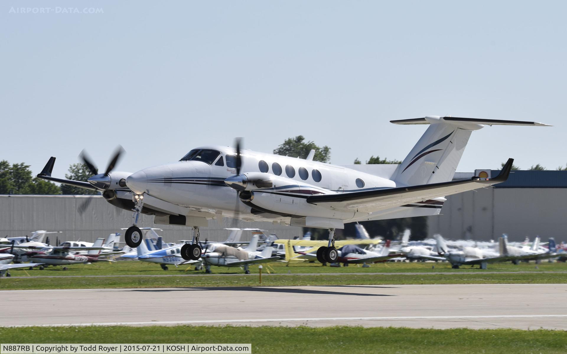 N887RB, 2011 Hawker Beechcraft B200GT King Air C/N BY-121, Airventure 2015
