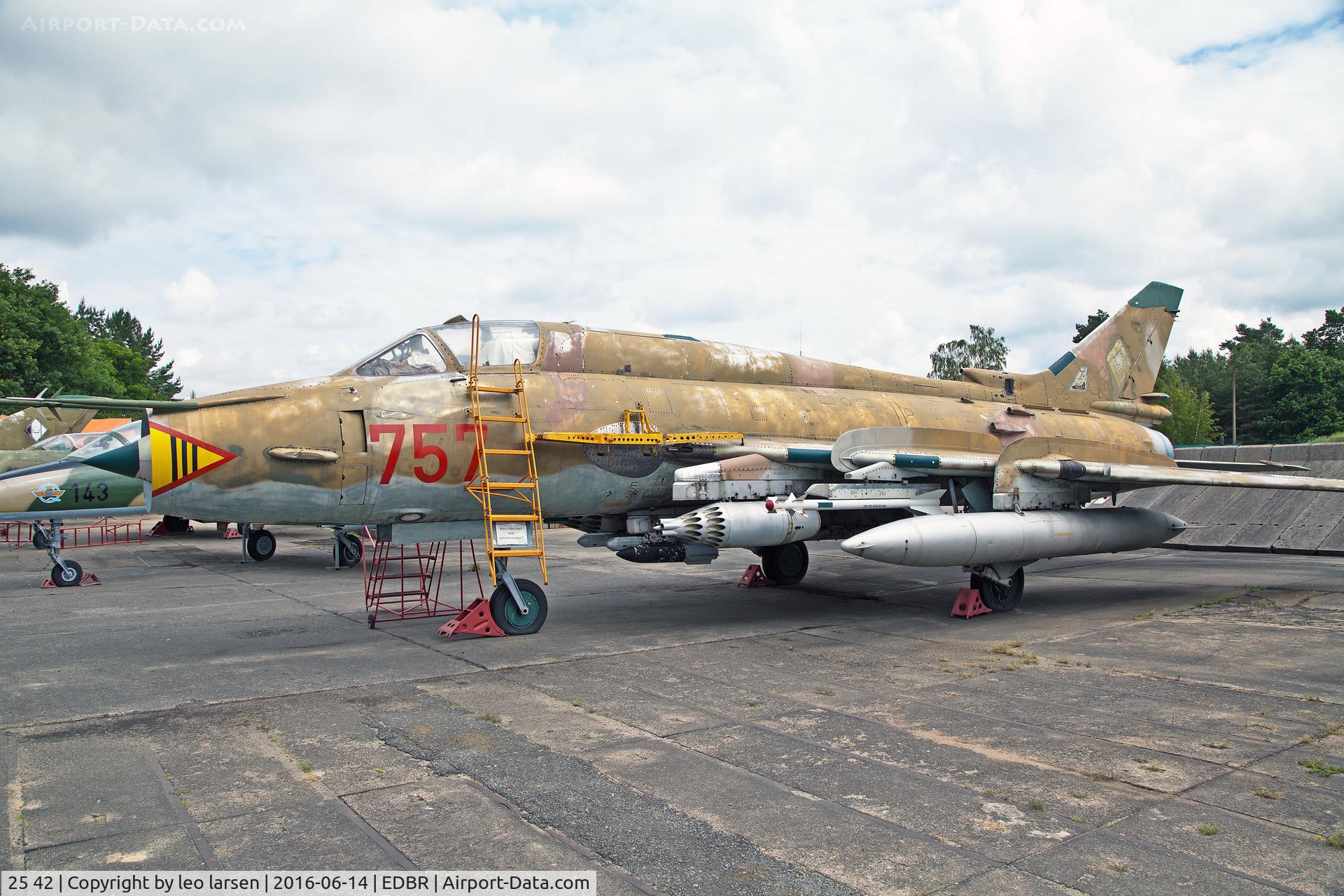 25 42, 1985 Sukhoi Su-22M-4K C/N 26817, Rothenburg Museum 14.6.16