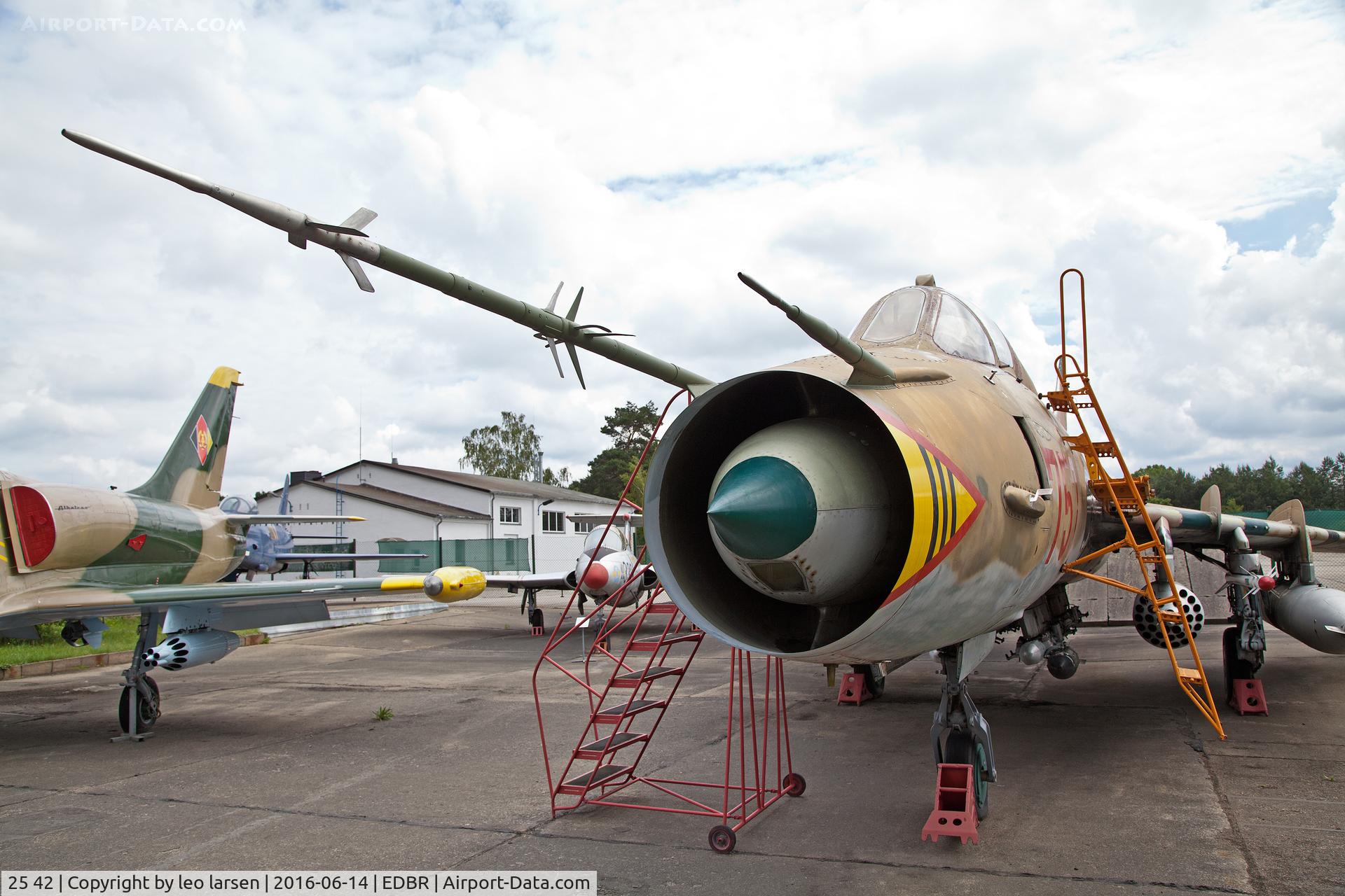 25 42, 1985 Sukhoi Su-22M-4K C/N 26817, Rothenburg Museum 14.6.16