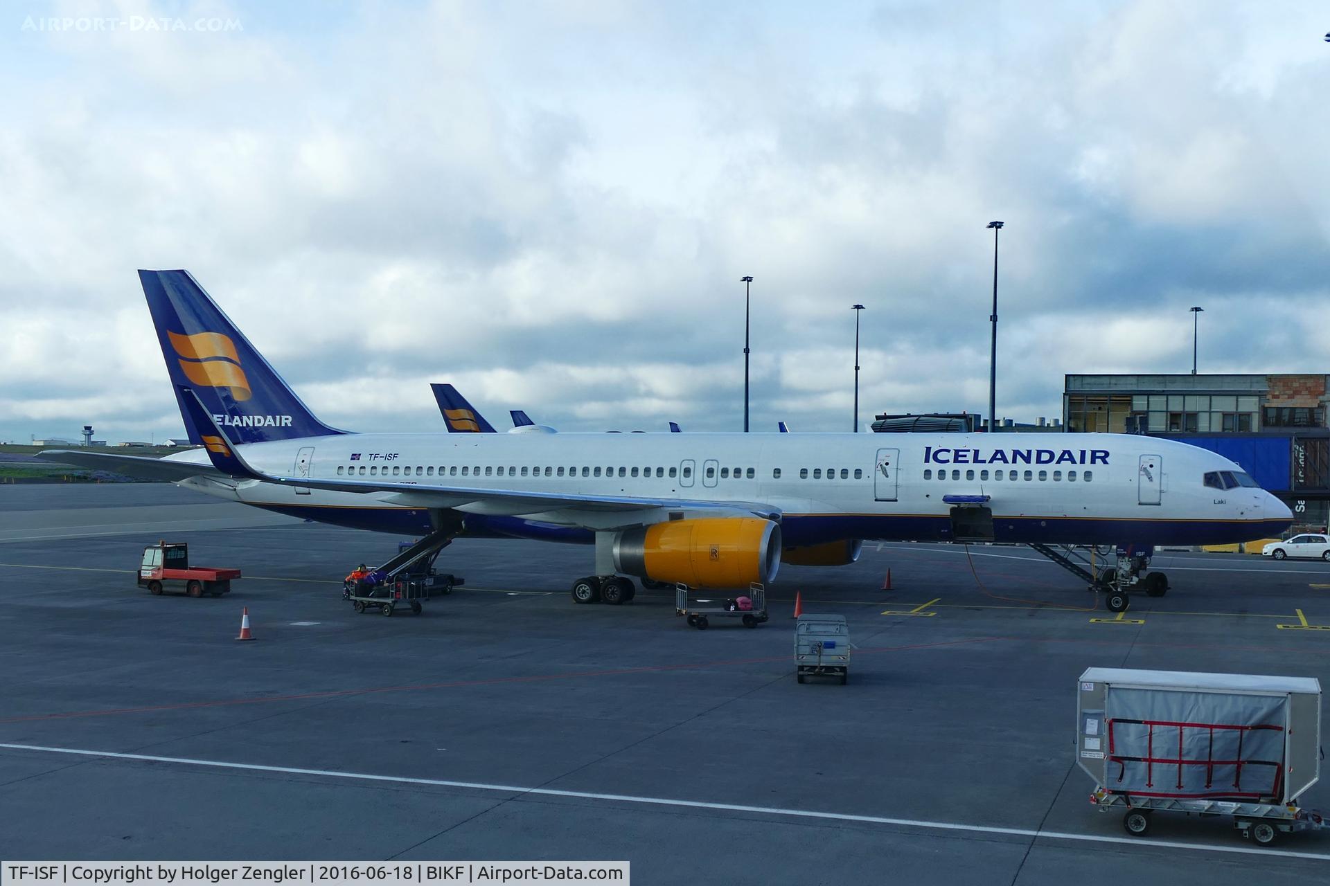 TF-ISF, 1991 Boeing 757-223 C/N 24595, Last luggage is entering cargo bay....