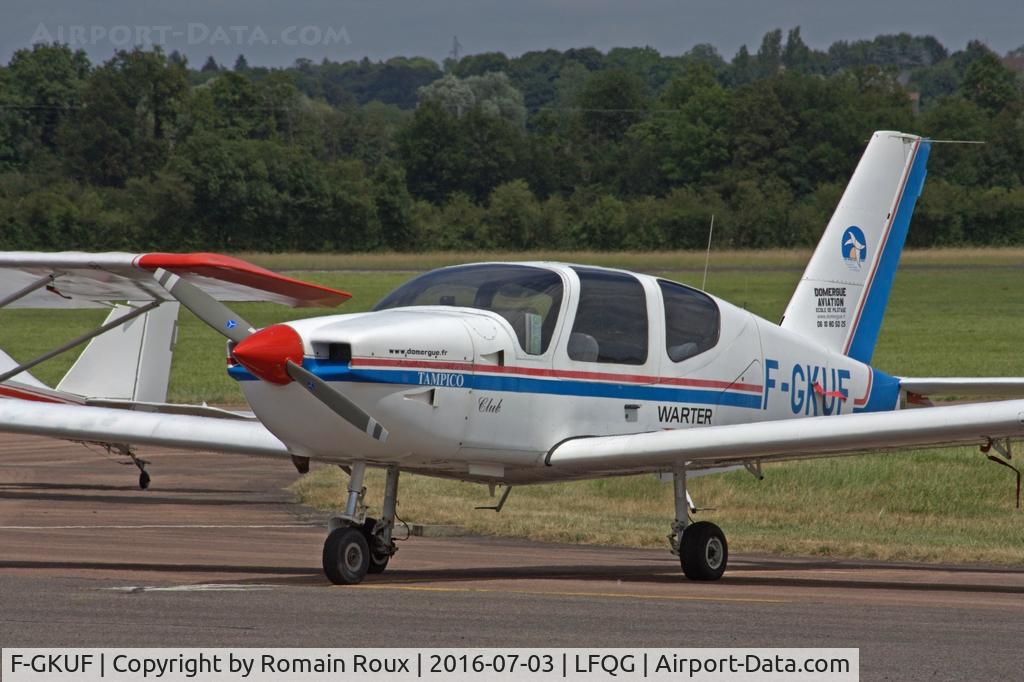 F-GKUF, 1990 Socata TB-9 Tampico C/N 1147, Parked