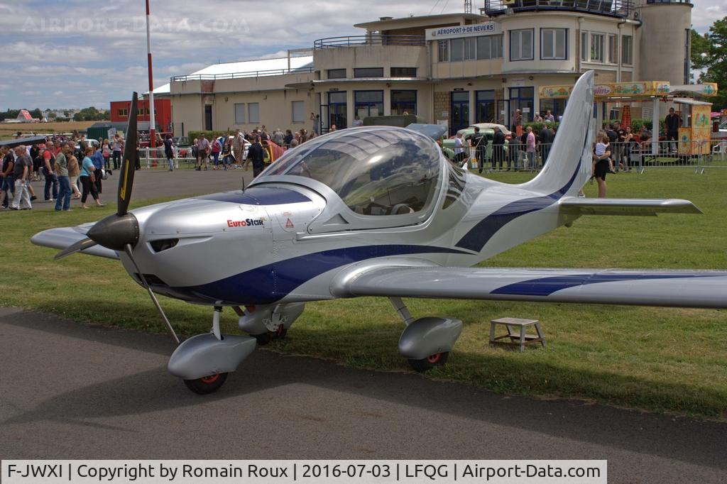 F-JWXI, 2009 Evektor-Aerotechnik Eurostar SL C/N 3512, Parked