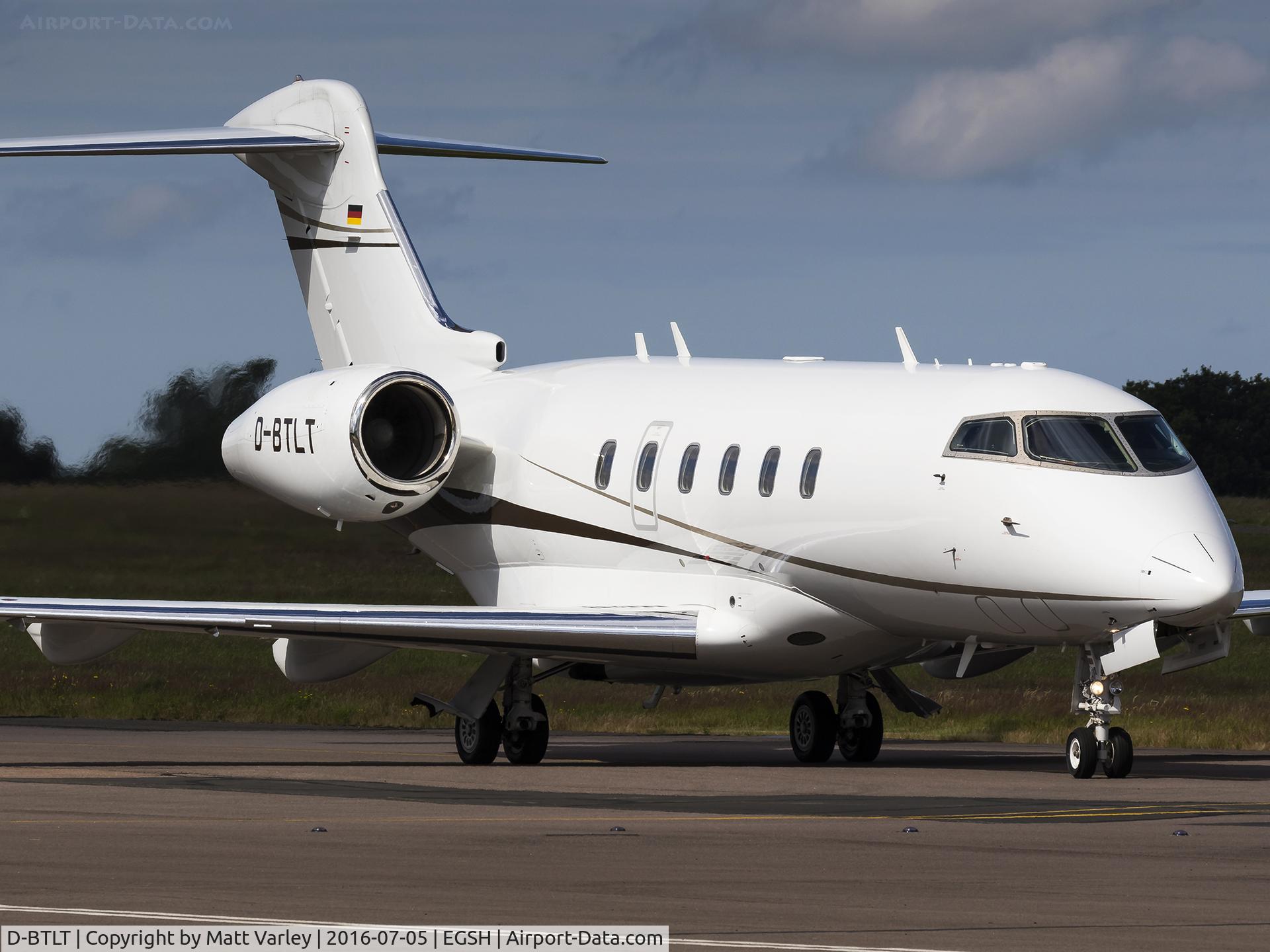 D-BTLT, 2005 Bombardier Challenger 300 (BD-100-1A10) C/N 20042, Taxiing to the SaxonAir ramp in some nice light....