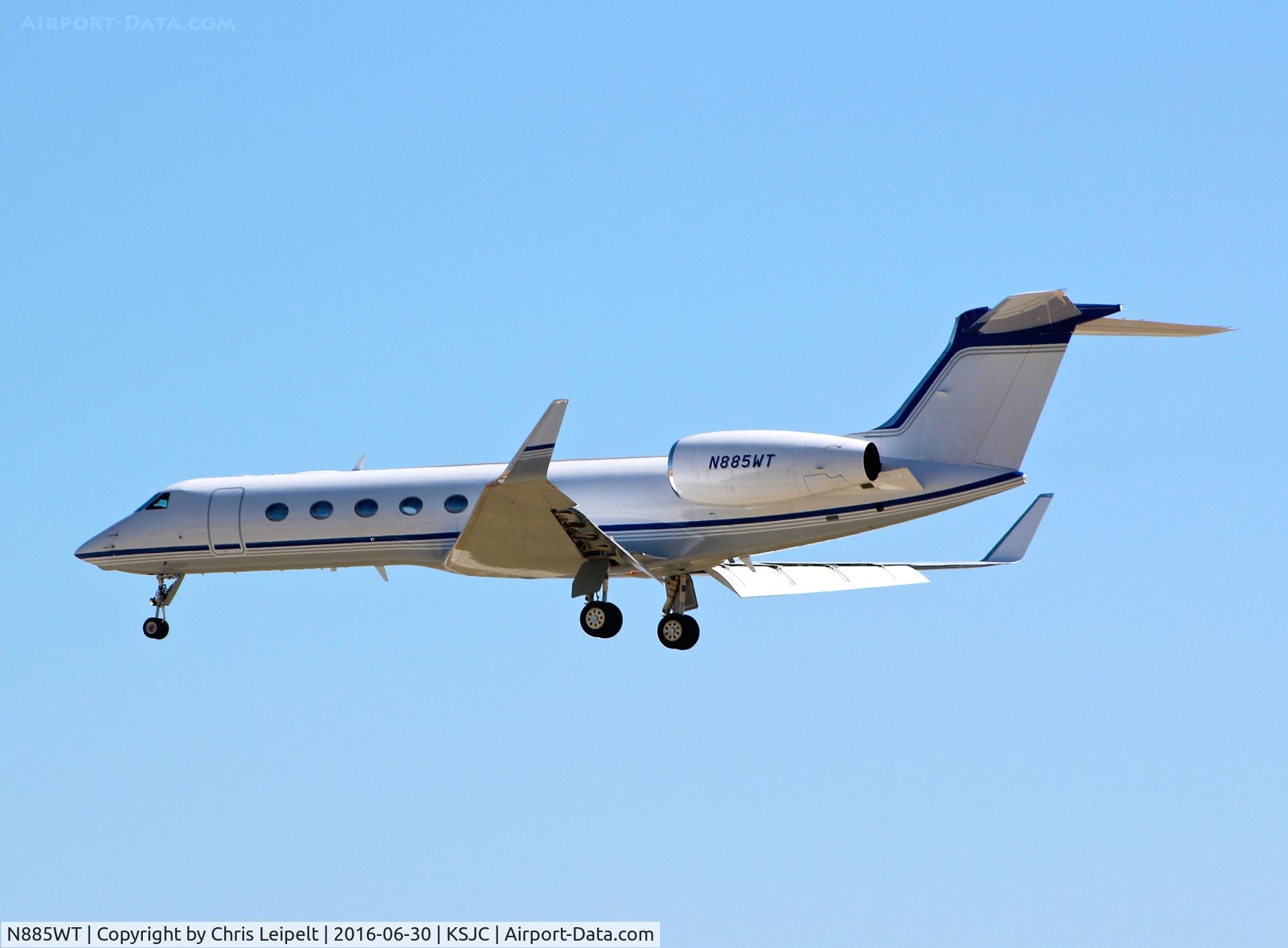 N885WT, 2009 Gulfstream Aerospace GV-SP (G550) C/N 5237, Qualcomm Inc (San Diego, CA) Gulfstream G550 landing at San Jose International Airport, CA.