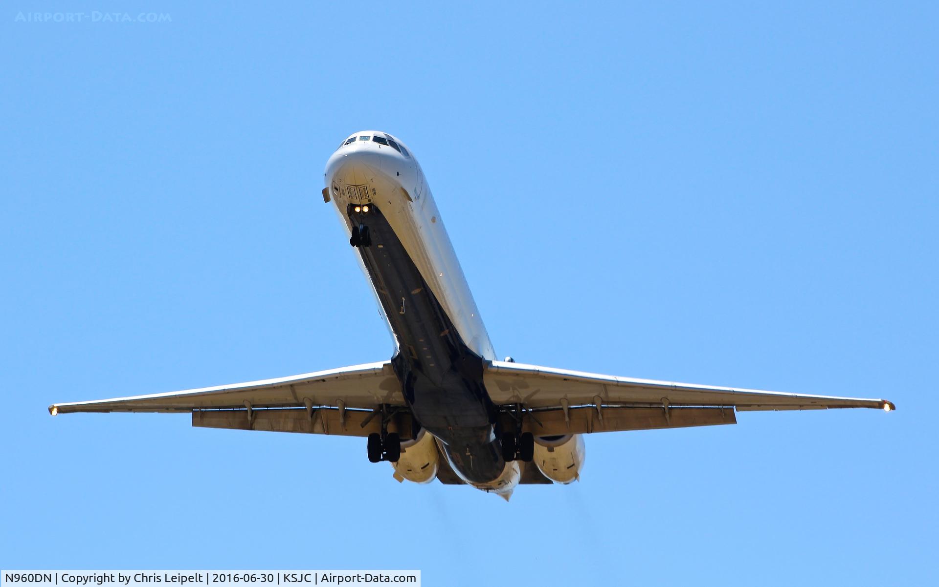N960DN, 1998 McDonnell Douglas MD-90-30 C/N 53530, Delta landing in their MD-90 at San Jose International Airport, CA.