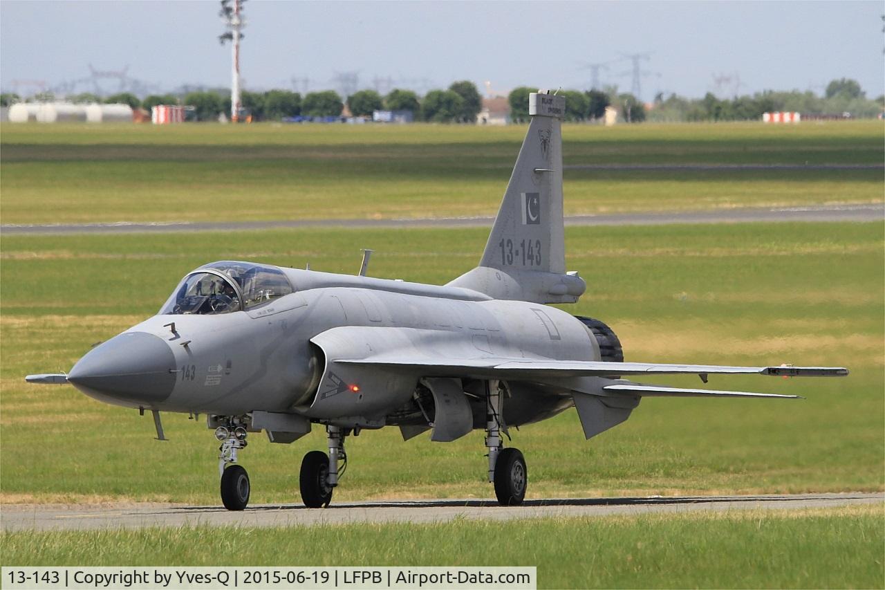 13-143, PAC JF-17 Thunder C/N FC10135, Pakistan Air Force JF-17 Thunder, Taxiing to parking area, Paris-Le Bourget (LFPB-LBG) Air show 2015