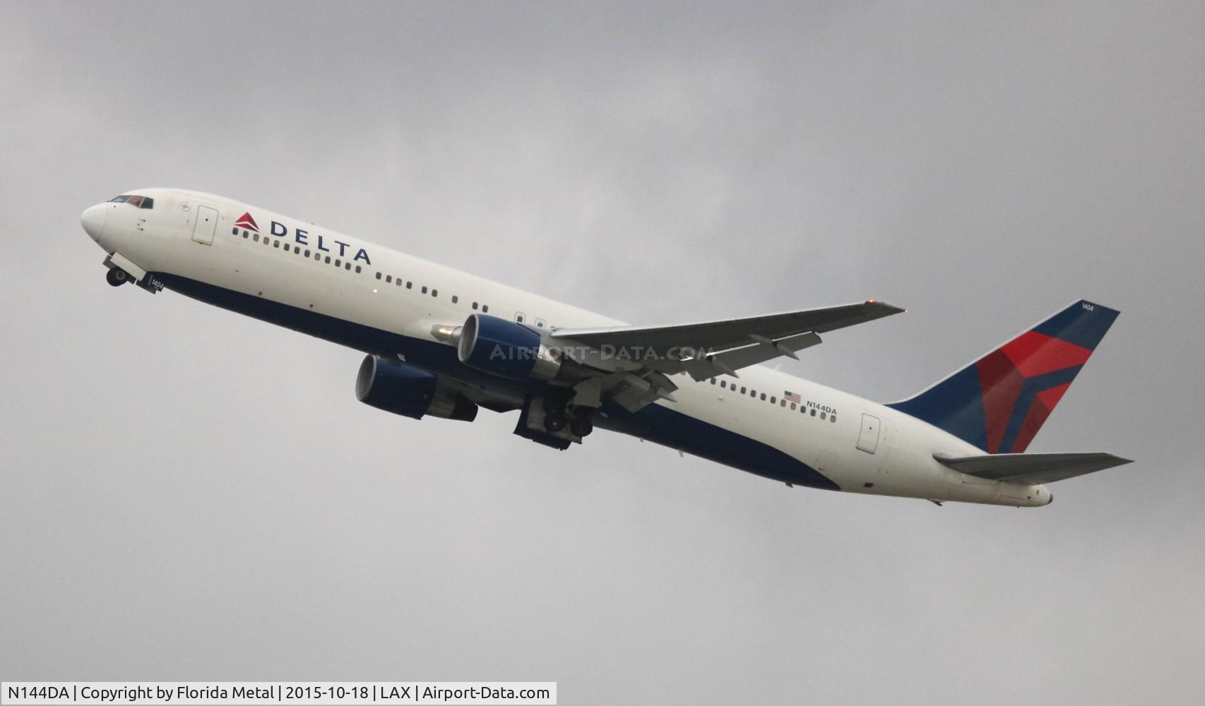 N144DA, 1999 Boeing 767-332 C/N 27584, Delta