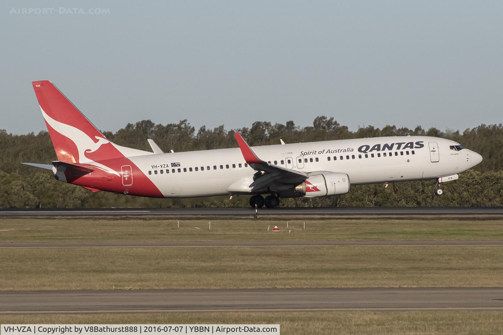 VH-VZA, 2008 Boeing 737-838 C/N 34195, Port Augusta activating the reversers