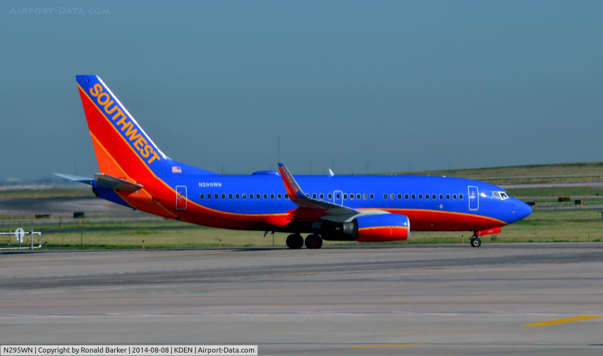 N295WN, 2007 Boeing 737-7H4 C/N 32541, Taxi Denver