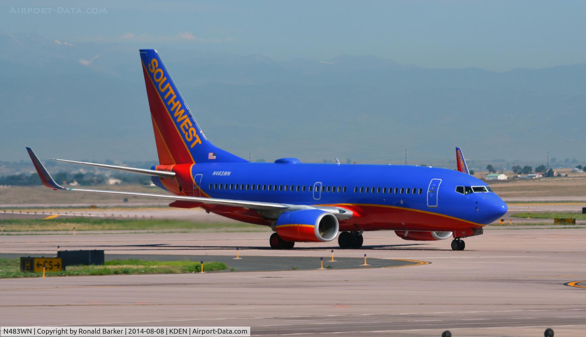 N483WN, 2004 Boeing 737-7H4 C/N 32472, Taxi Denver