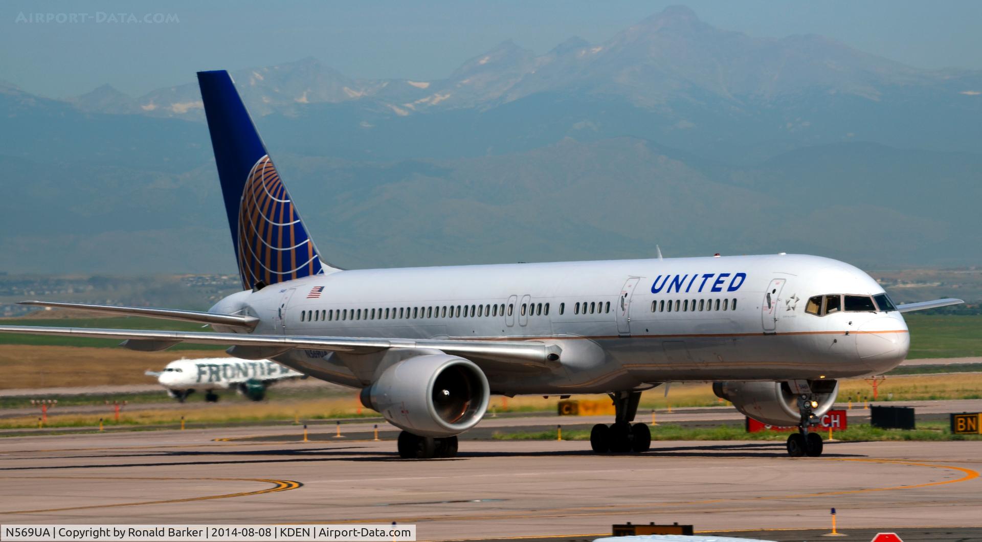N569UA, 1992 Boeing 757-222 C/N 26677, Taxi Denver