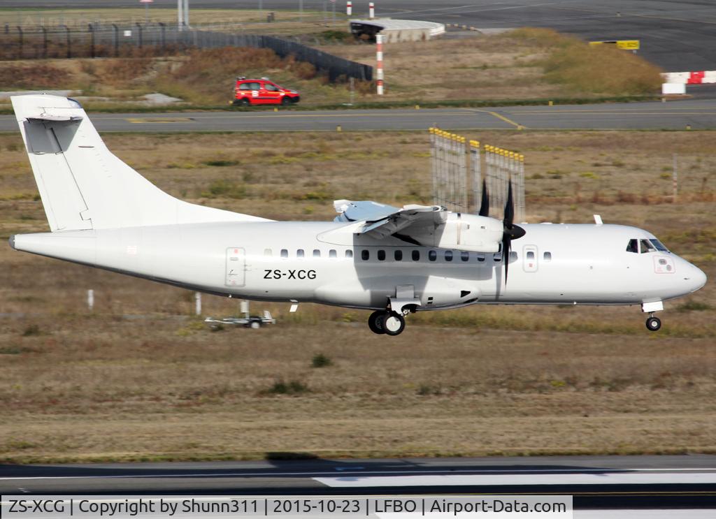 ZS-XCG, 1994 ATR 42-500 C/N 443, Landing rwy 14R in all white c/s without titles