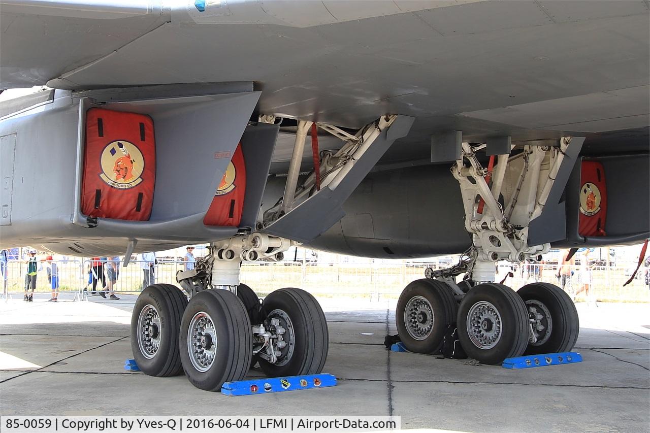 85-0059, 1985 Rockwell B-1B Lancer C/N 19, US Air Force Rockwell B-1B Lancer, Close view of main landing gears, Istres-Le Tubé Air Base 125 (LFMI-QIE) open day 2016