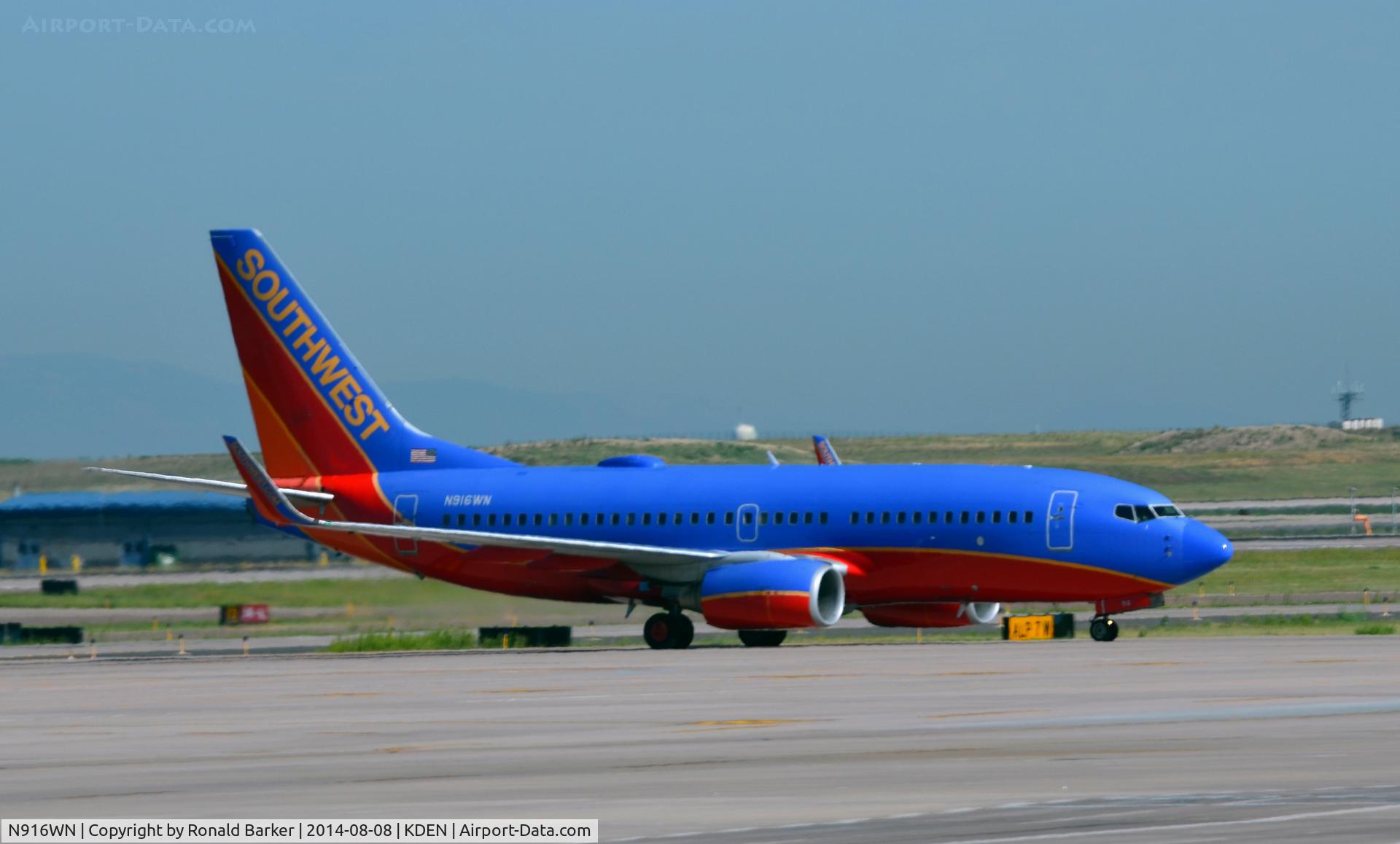 N916WN, 2008 Boeing 737-7H4 C/N 36623, Taxi Denver