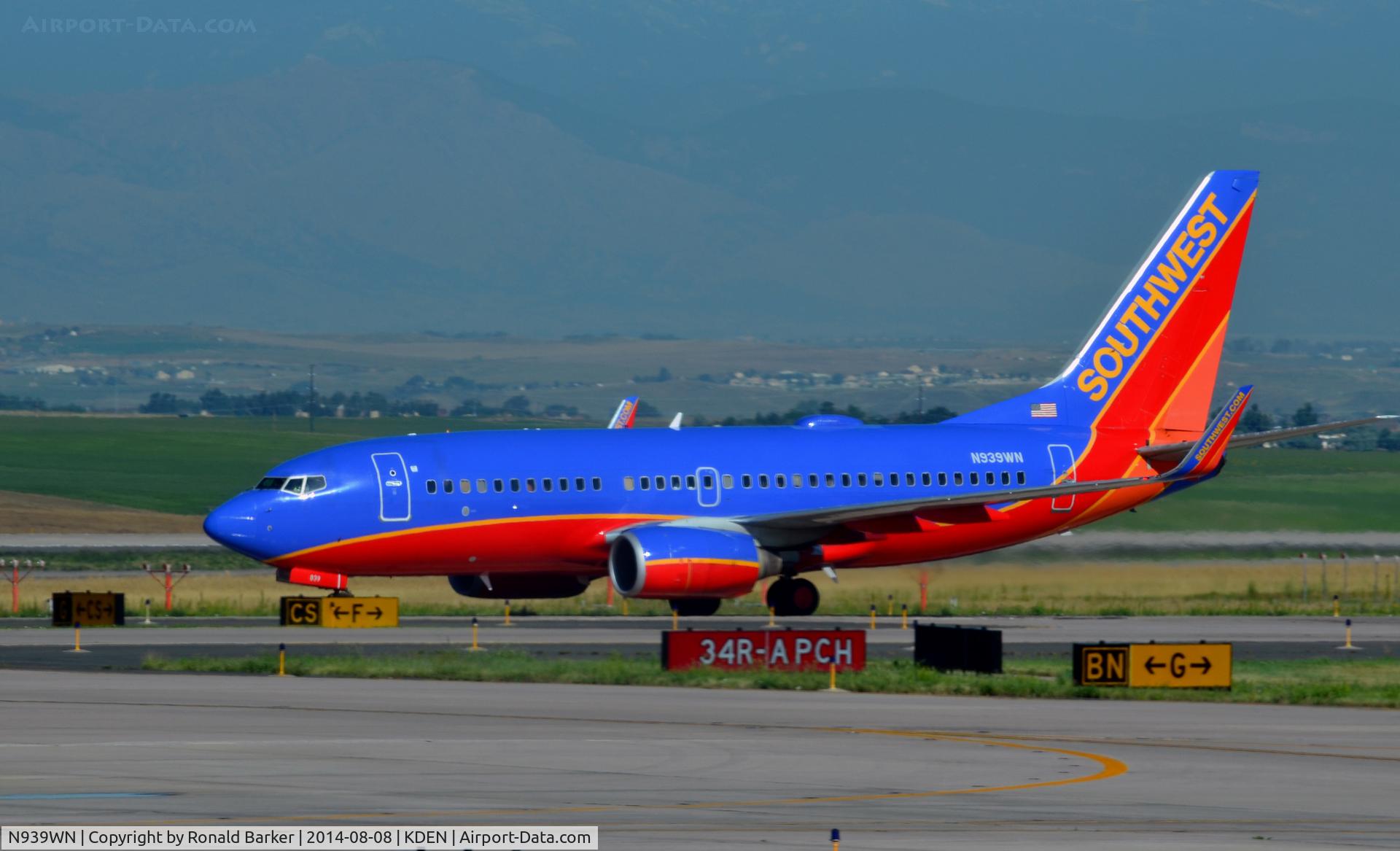 N939WN, 2009 Boeing 737-7H4 C/N 36646, Taxi Denver