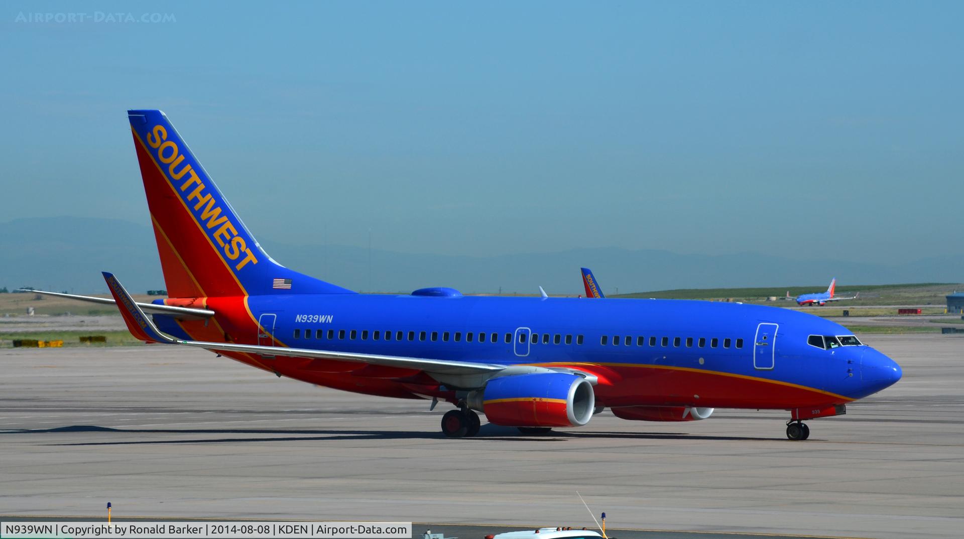 N939WN, 2009 Boeing 737-7H4 C/N 36646, Taxi Denver