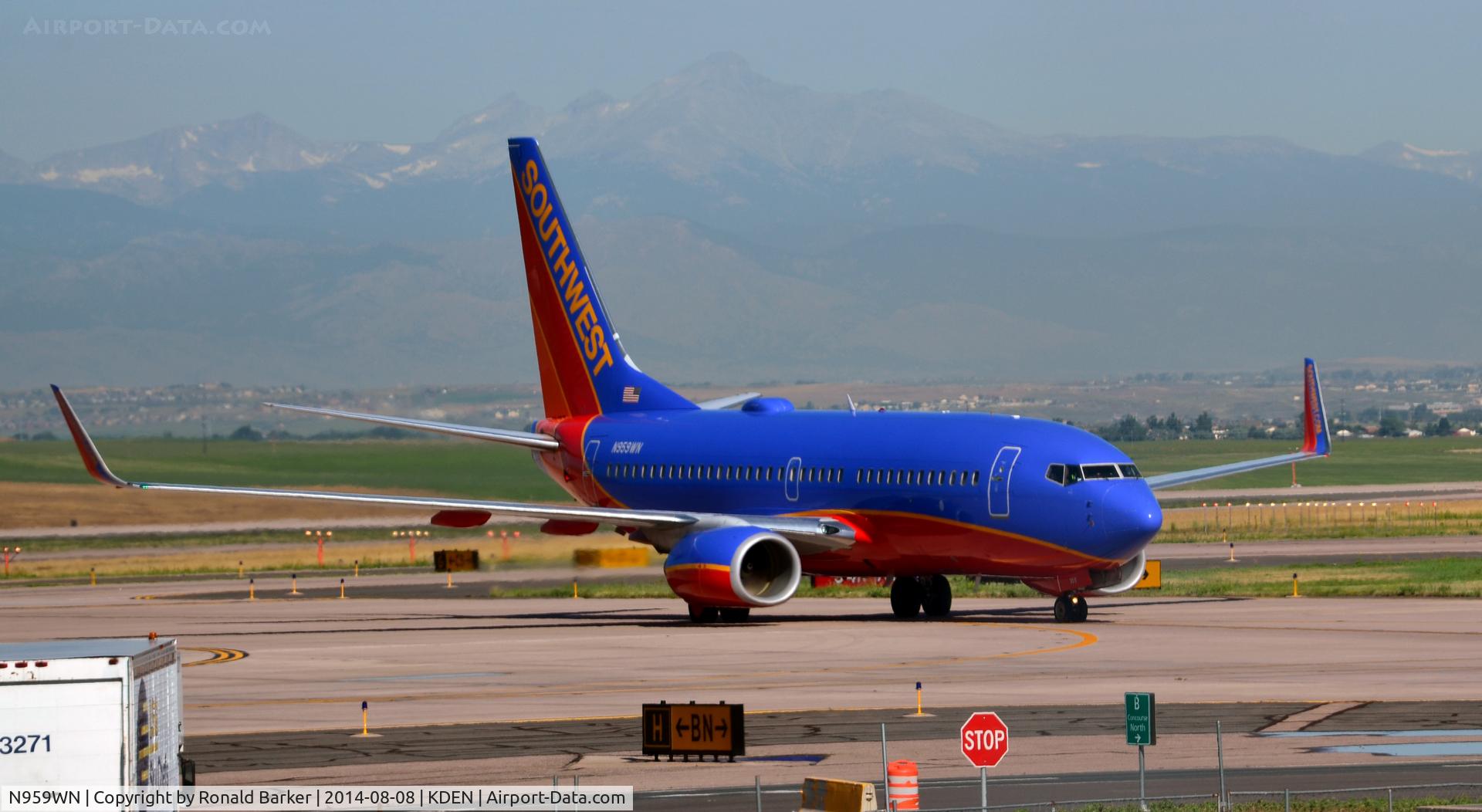 N959WN, 2011 Boeing 737-7H4 C/N 36674, Taxi Denver