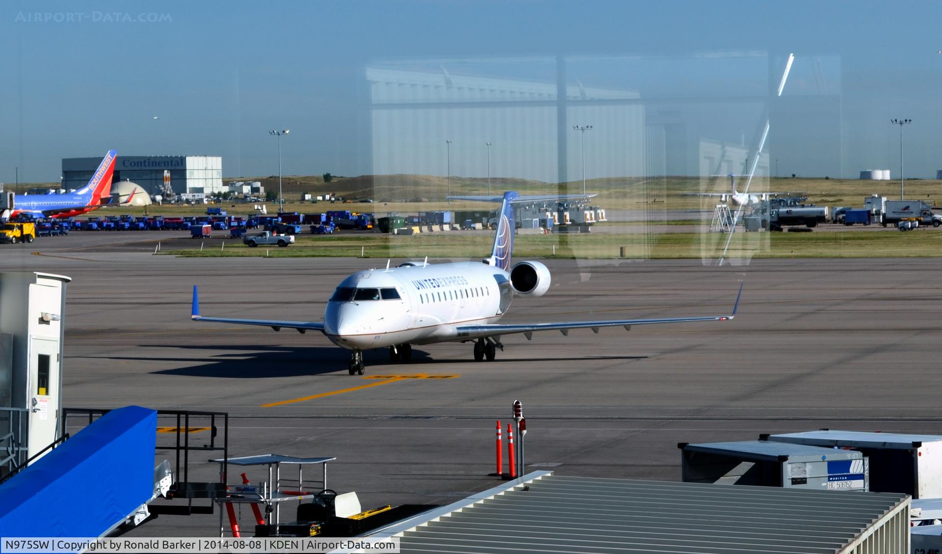 N975SW, 2004 Bombardier CRJ-200ER (CL-600-2B19) C/N 7951, Taxi Denver