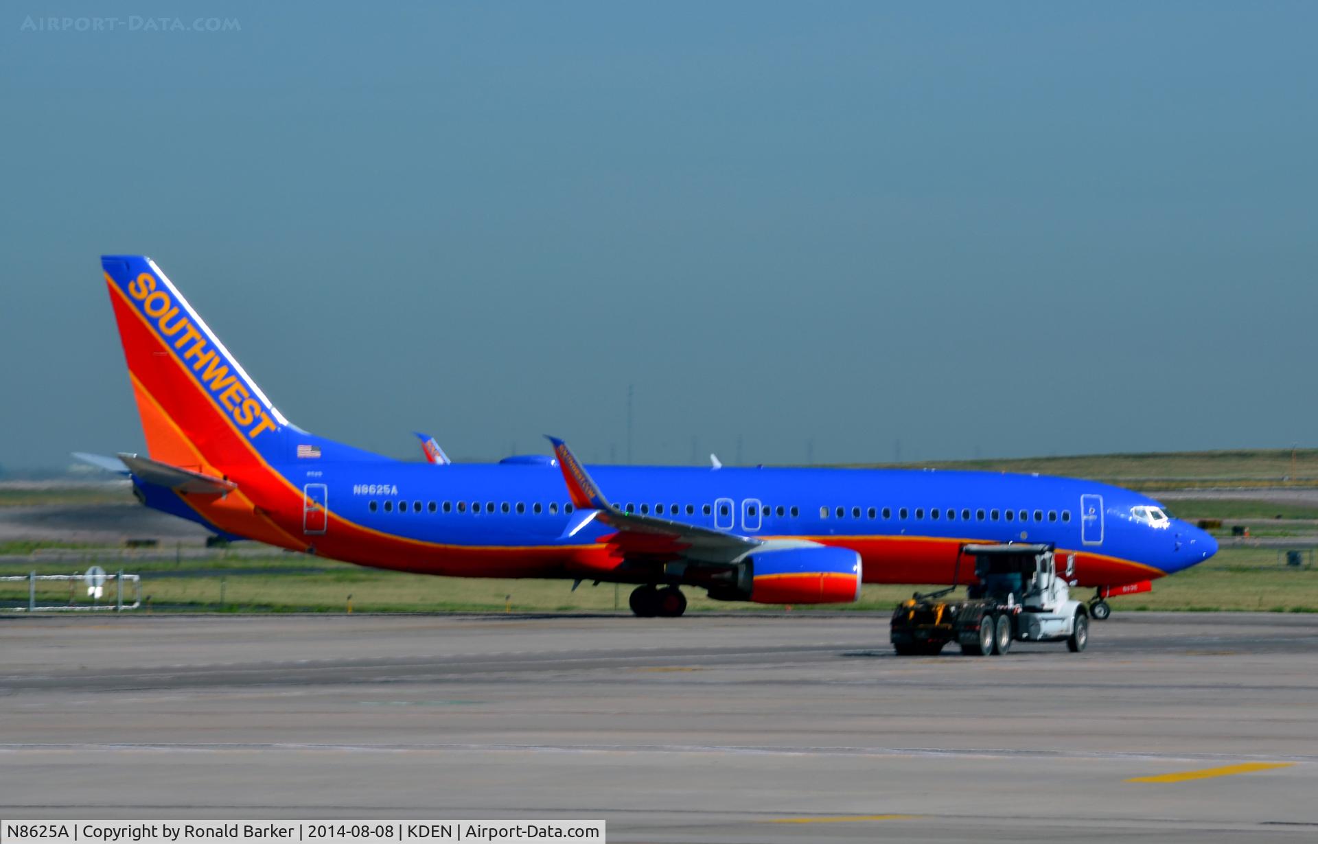 N8625A, 2014 Boeing 737-8H4 C/N 36896, Taxi Denver
