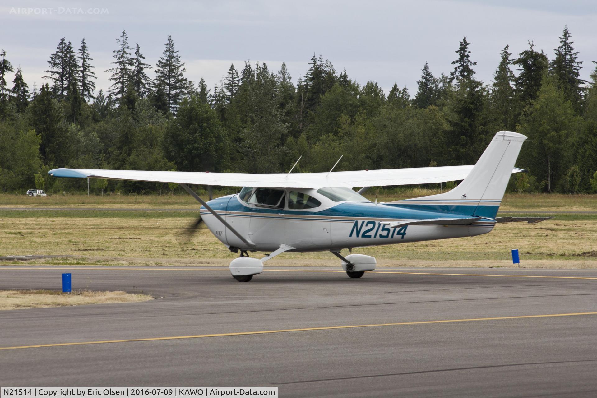 N21514, 1973 Cessna 182P Skylane C/N 18261681, Cessna 182 taxing to depart Arlington.