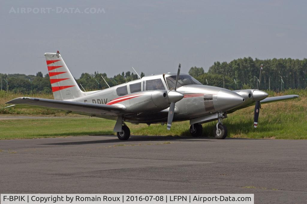 F-BPIK, Piper PA-30 Twin Comanche Twin Comanche C/N 30-1582, Parked