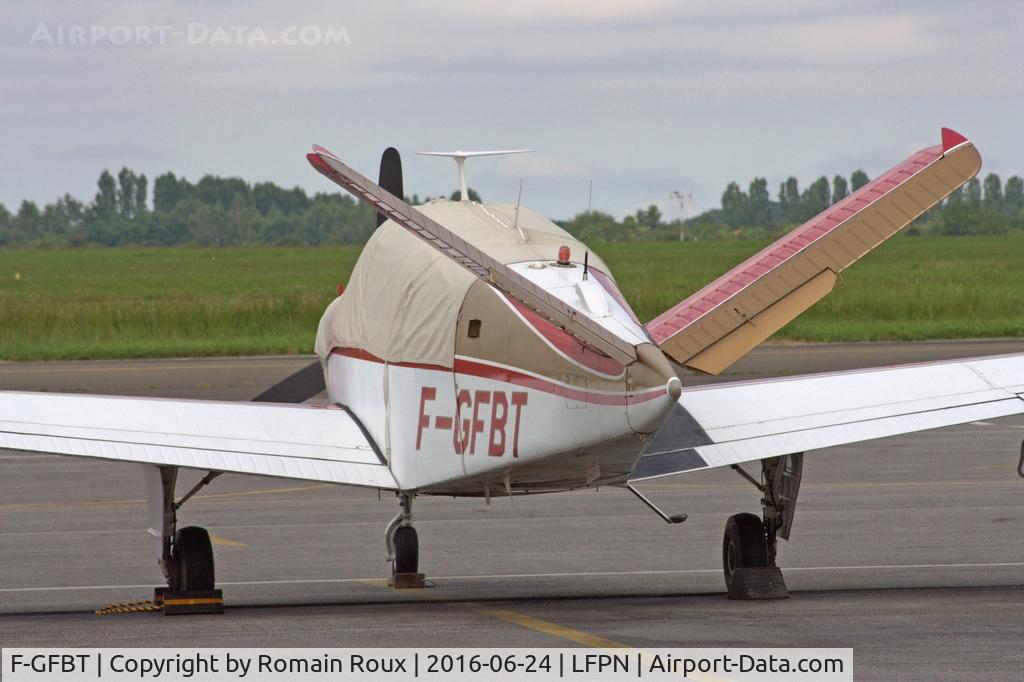 F-GFBT, Beech V35B Bonanza C/N D-9727, Parked
