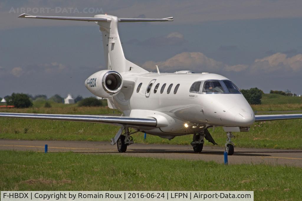 F-HBDX, 2015 Embraer EMB-505 Phenom 300 C/N 50500216, Taxiing