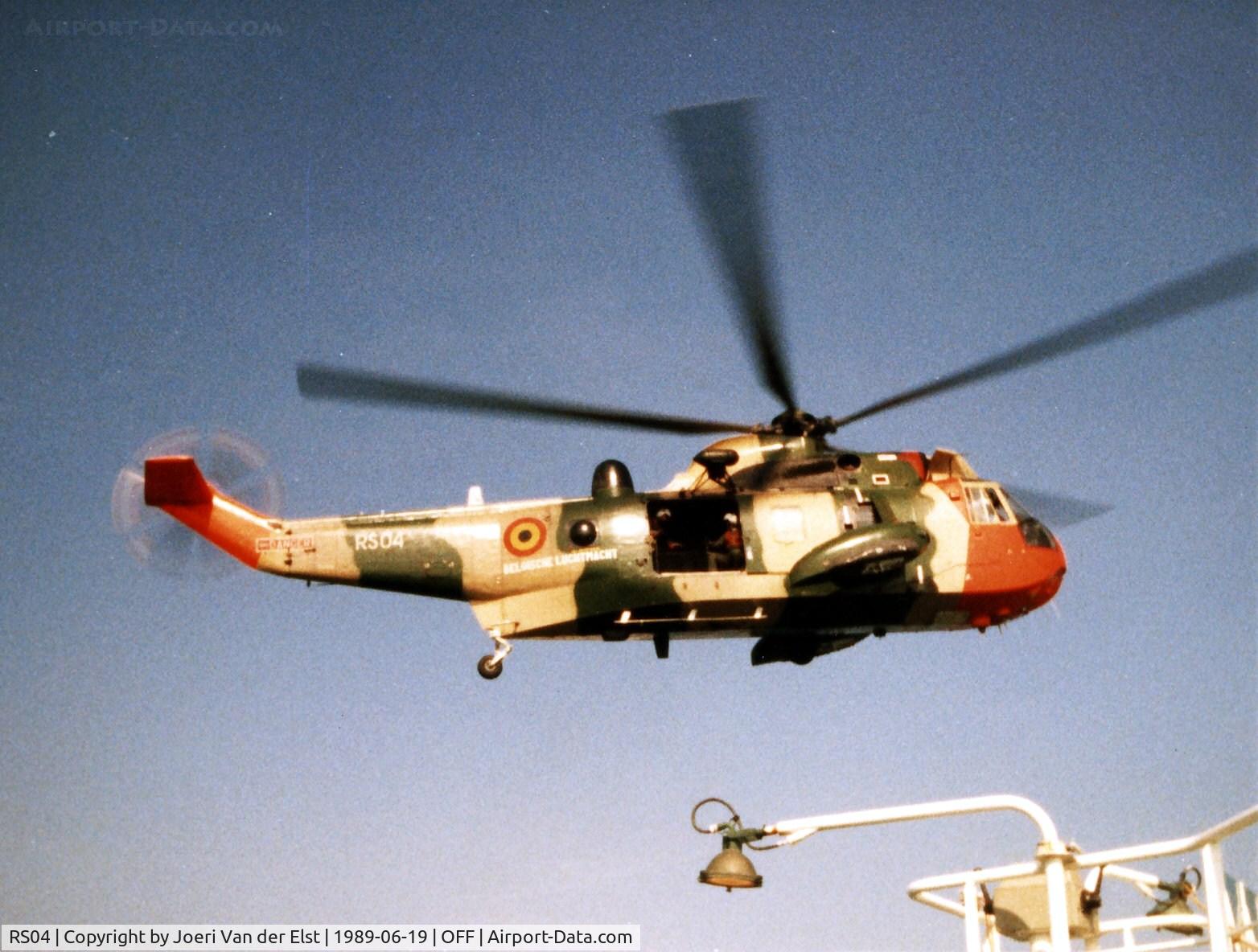 RS04, 1976 Westland Sea King Mk.48 C/N WA834, Hoisting practice on loodsboot 1 Wandelaar Pilot Station