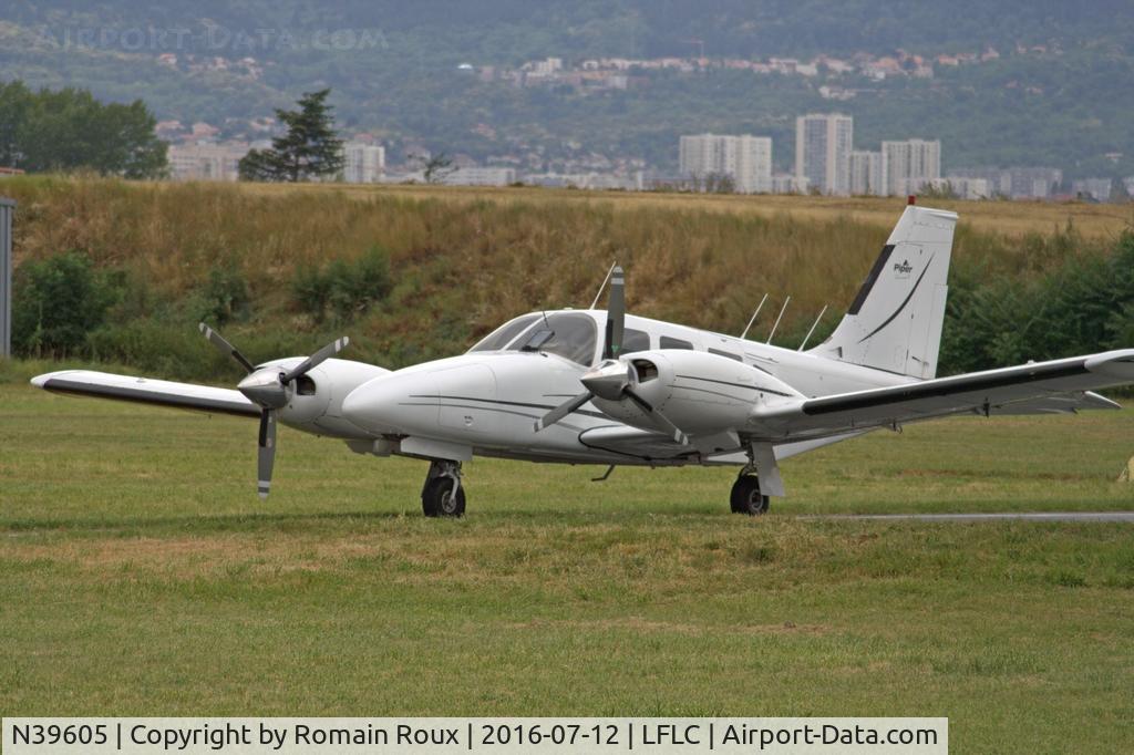 N39605, 1978 Piper PA-34-200T Seneca II C/N 34-7870397, Parked