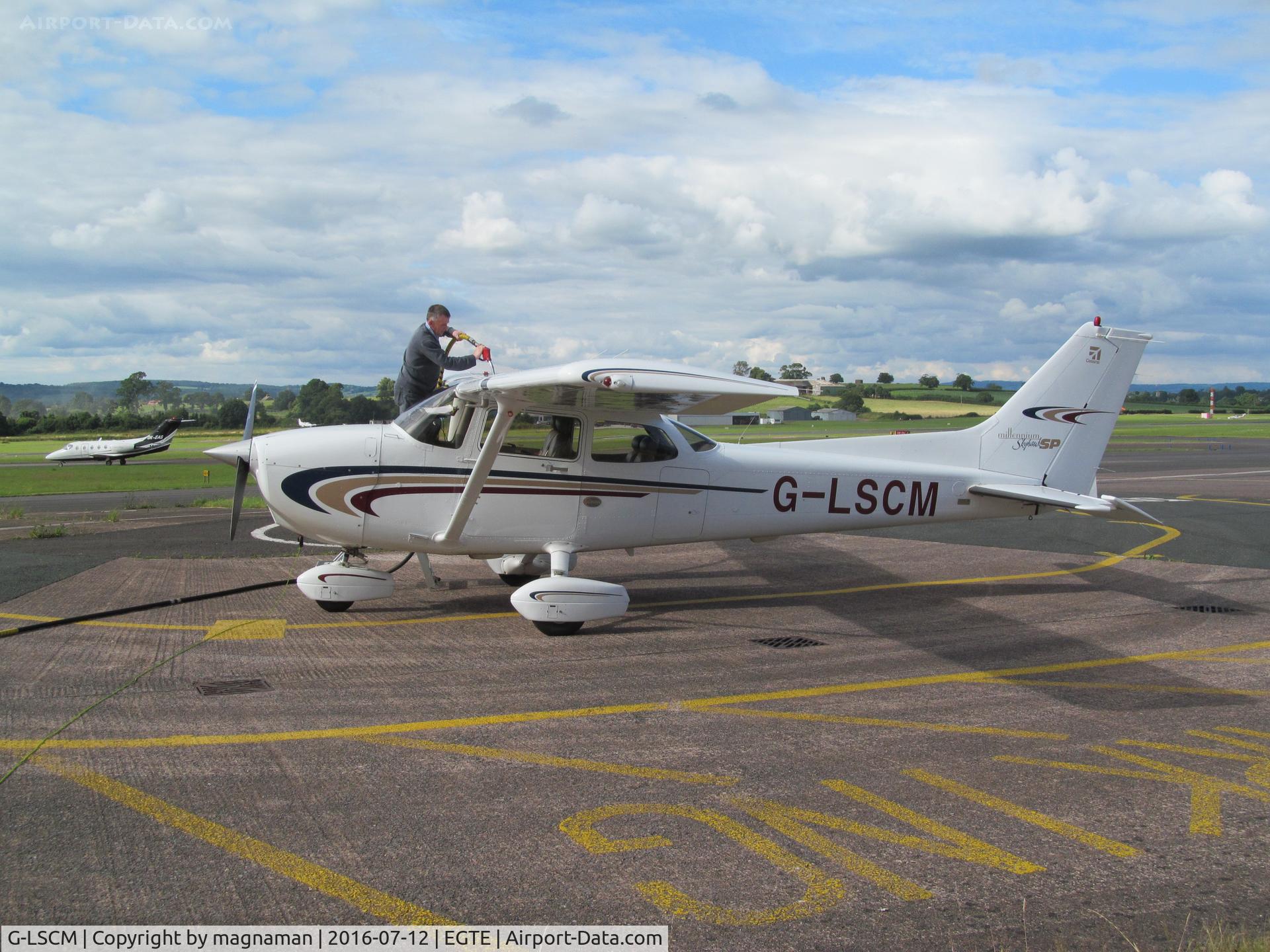 G-LSCM, 2000 Cessna 172S Skyhawk SP C/N 172S-8445, refueliing from a safe distance