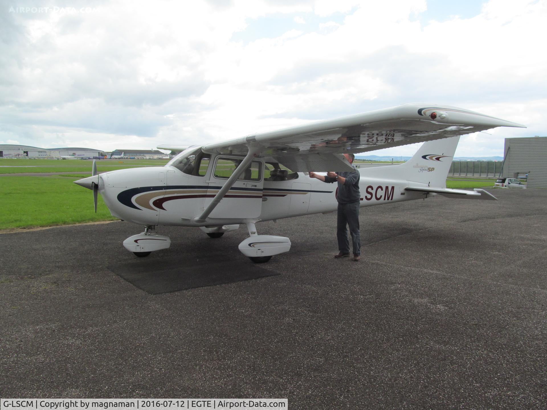G-LSCM, 2000 Cessna 172S Skyhawk SP C/N 172S-8445, pre-flight checks