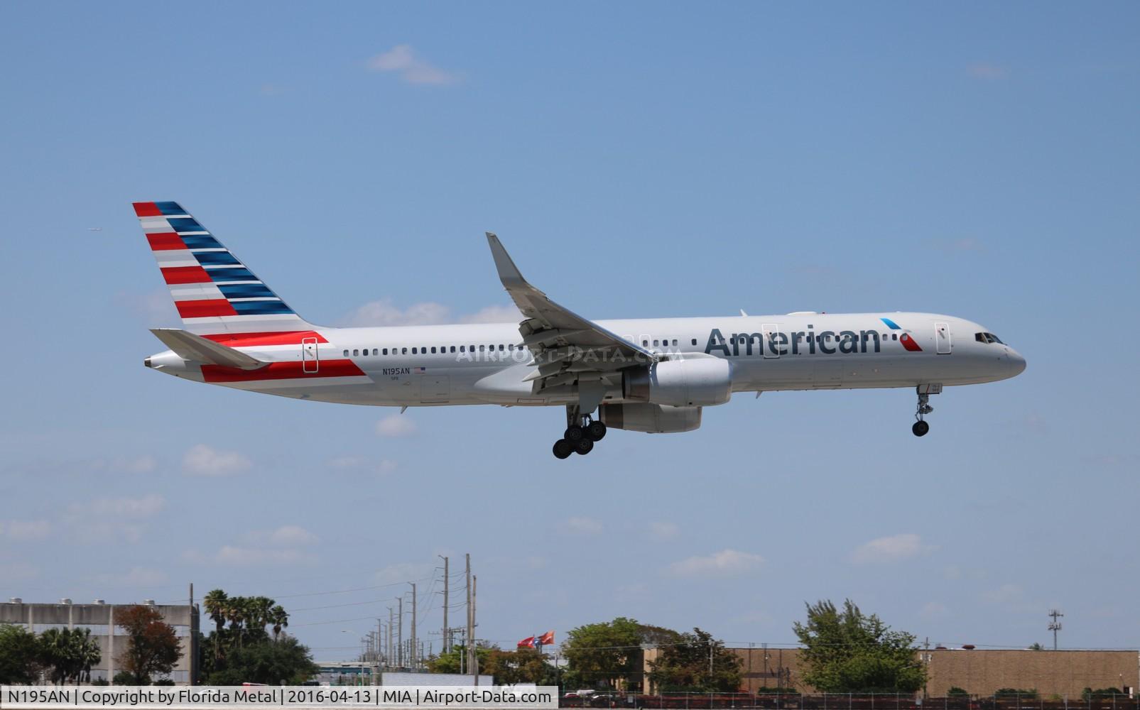 N195AN, 2001 Boeing 757-223 C/N 32389, American
