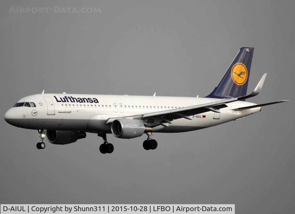 D-AIUL, 2015 Airbus A320-214 C/N 6521, Landing rwy 32R