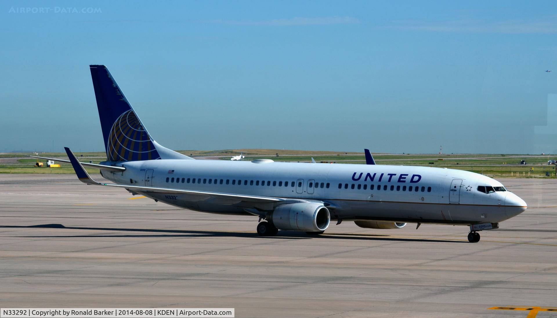 N33292, 2004 Boeing 737-824 C/N 33455, Taxi Denver