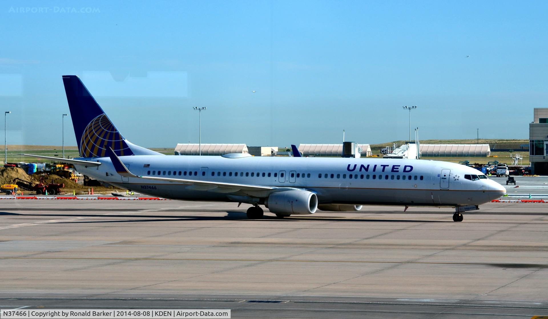 N37466, 2013 Boeing 737-924/ER C/N 31644, Taxi Denver