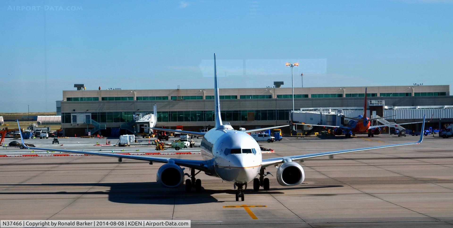 N37466, 2013 Boeing 737-924/ER C/N 31644, Taxi Denver
