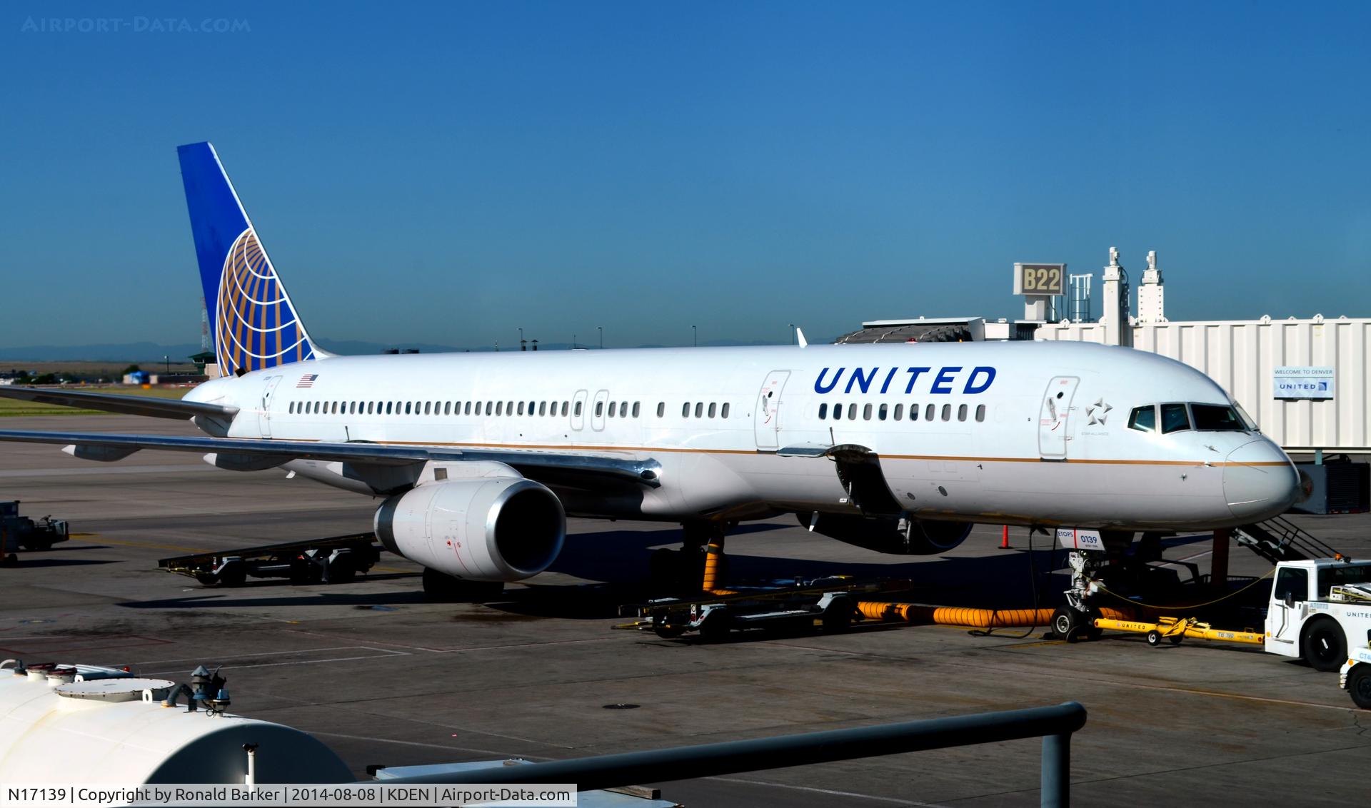 N17139, 2000 Boeing 757-224 C/N 30352, Gate B22 Denver