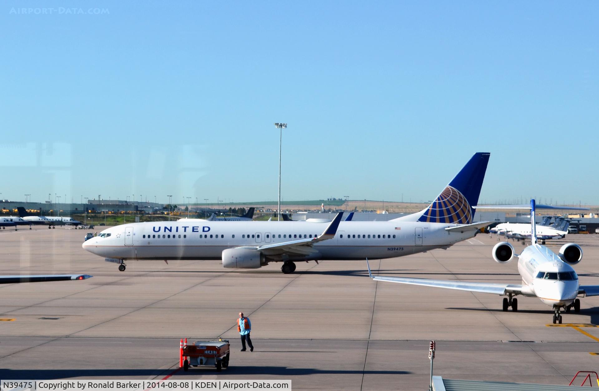 N39475, 2013 Boeing 737-924/ER C/N 37100, Taxi Denver