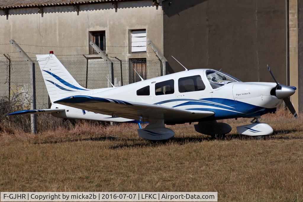 F-GJHR, Piper PA-28-181 Archer C/N 28-8090071, Parked