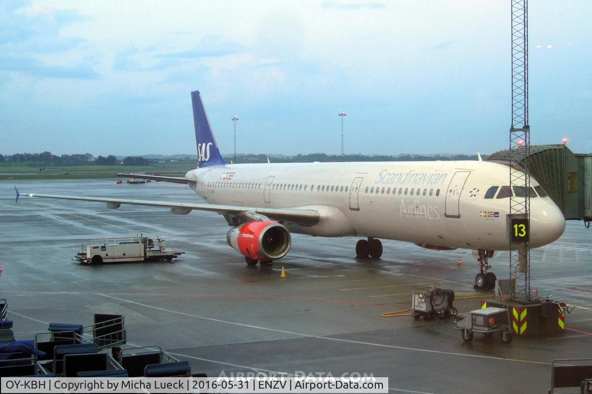 OY-KBH, 2002 Airbus A321-232 C/N 1675, 5:20am, getting ready for the 6am flight to CPH