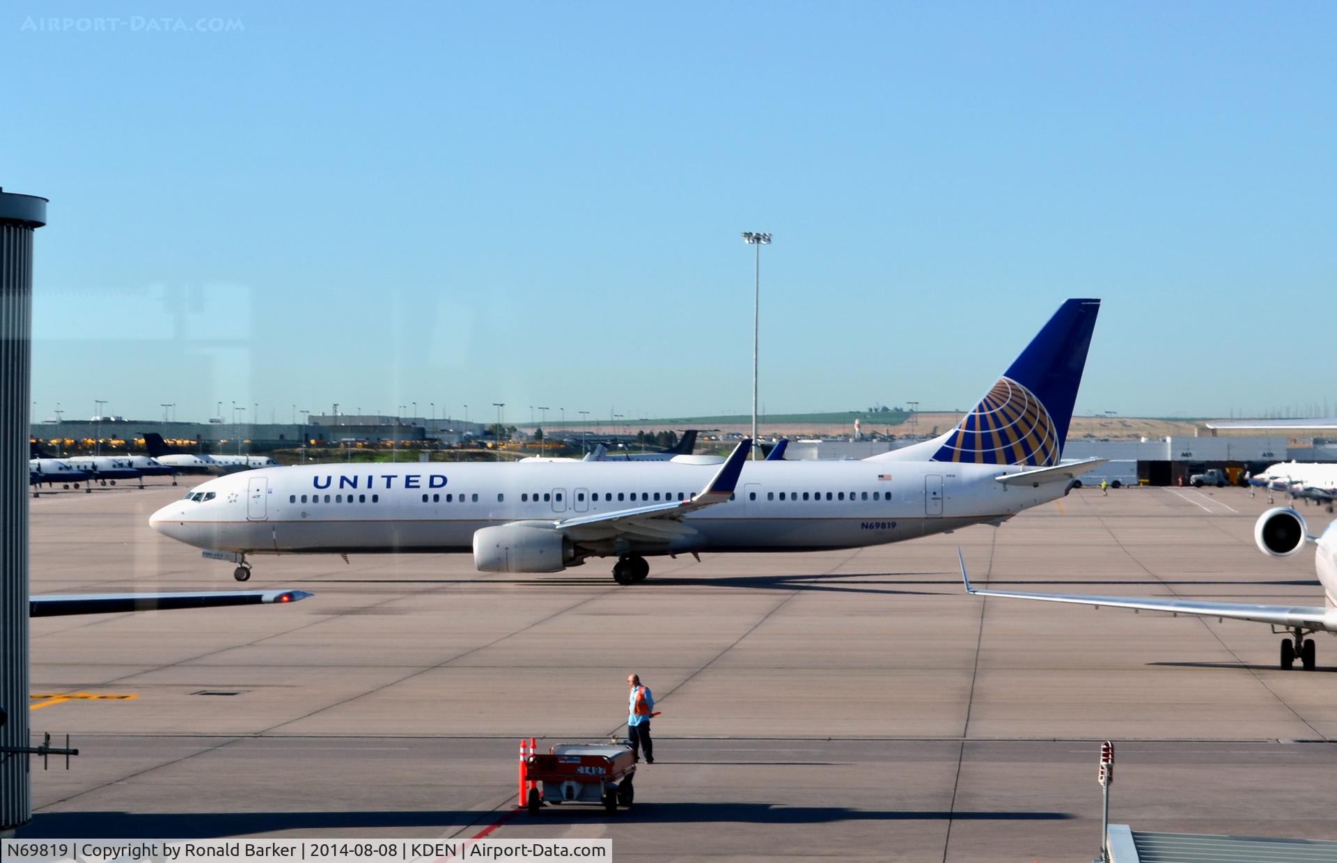 N69819, 2014 Boeing 737-924/ER C/N 43533, Taxi Denver