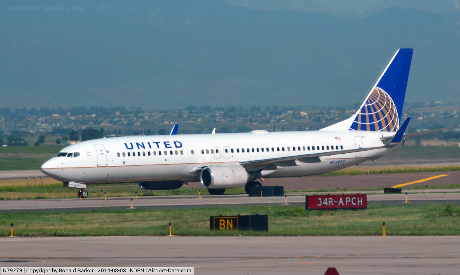 N79279, 2003 Boeing 737-824 C/N 31597, Taxi Denver