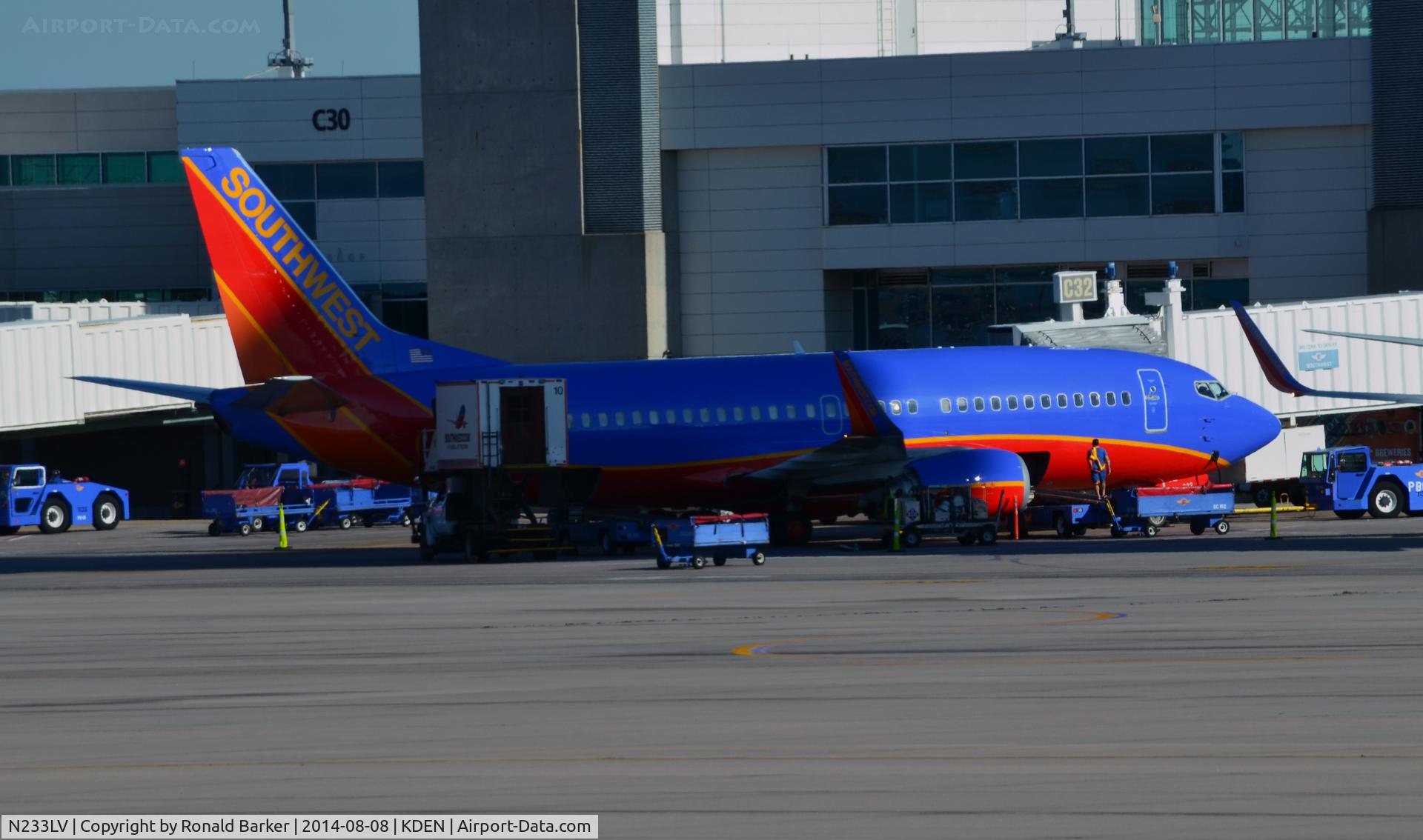 N233LV, 2006 Boeing 737-7H4 C/N 32501, Gate C32 Denver