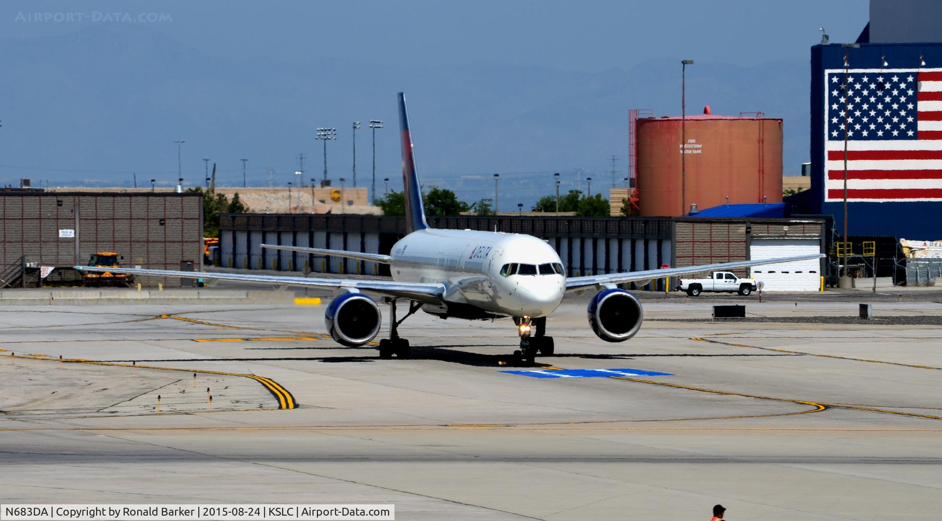 N683DA, 1993 Boeing 757-232 C/N 27103, Taxi SLC