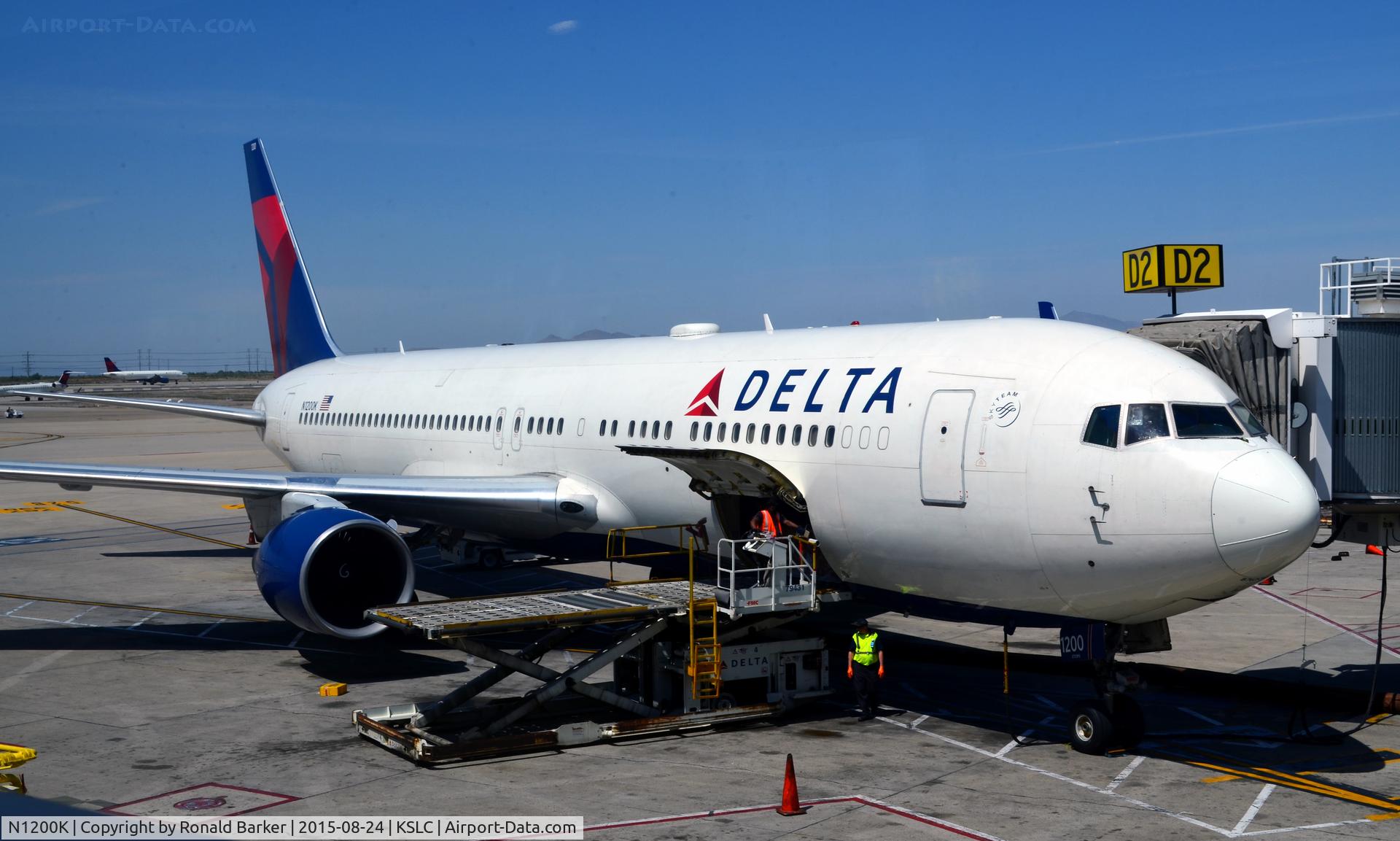 N1200K, 1998 Boeing 767-332 C/N 28457, Gate D2 SLC