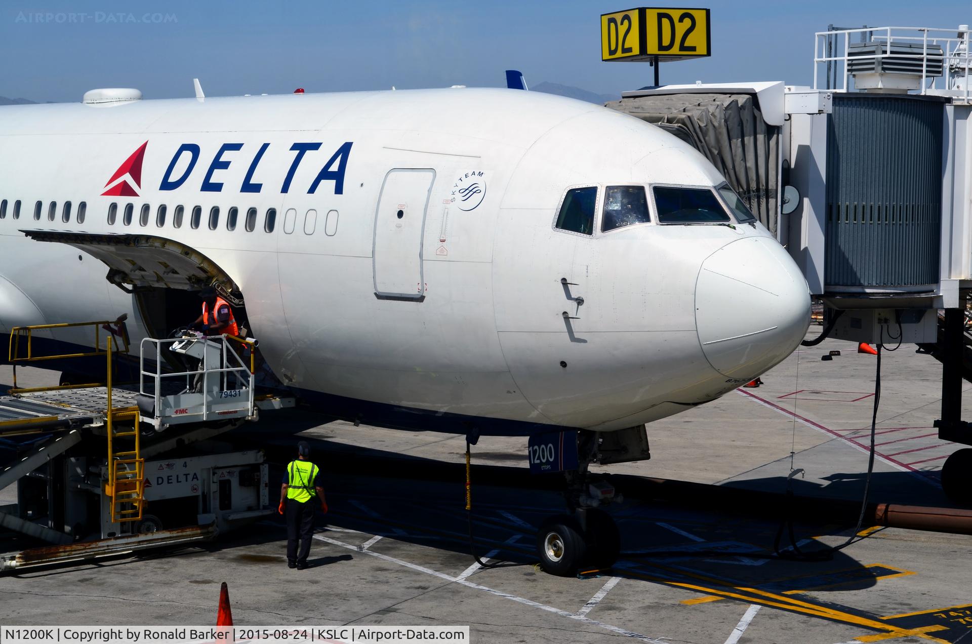 N1200K, 1998 Boeing 767-332 C/N 28457, Gate D2 SLC