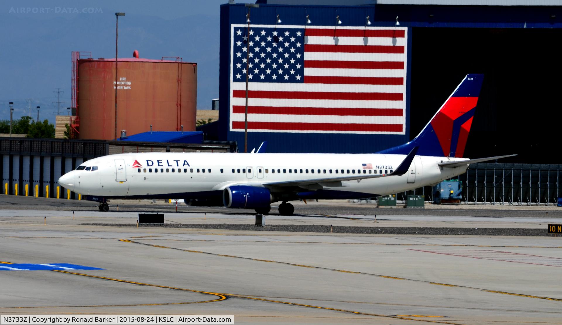 N3733Z, 2000 Boeing 737-832 C/N 30539, Taxi SLC
