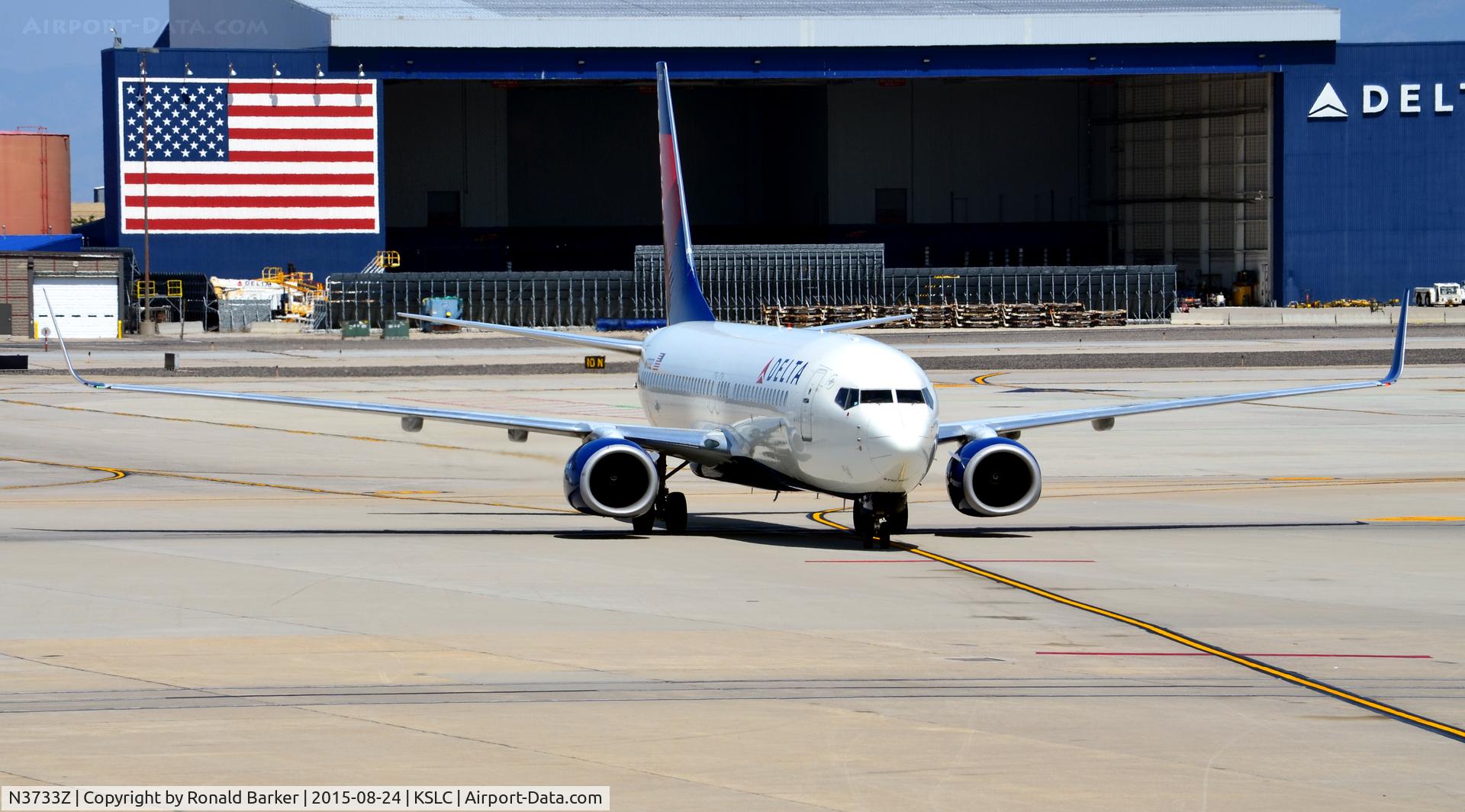N3733Z, 2000 Boeing 737-832 C/N 30539, Taxi SLC